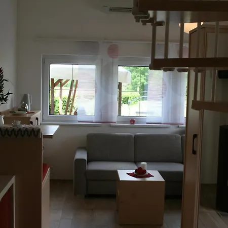 Ferienhaeuschen Am Traunsee Mit Tretboot Zur Freien Nutzung Am Badeplatz Holiday home