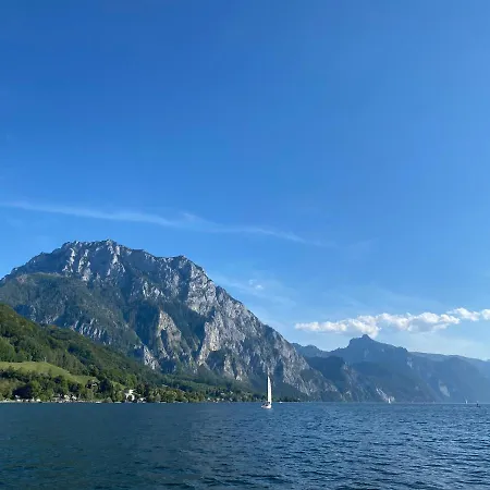 Ferienhaeuschen Am Traunsee Mit Tretboot Zur Freien Nutzung Am Badeplatz Altmuenster