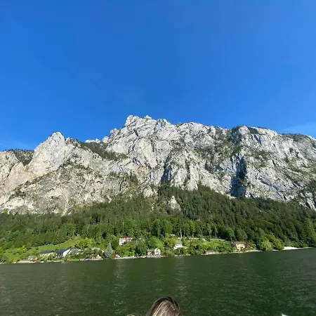Ferienhaeuschen Am Traunsee Mit Tretboot Zur Freien Nutzung Am Badeplatz