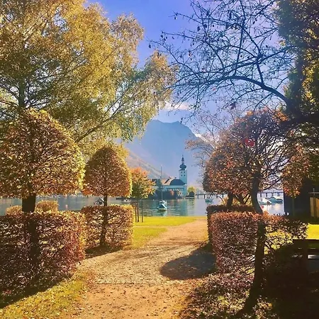 Holiday home Ferienhaeuschen Am Traunsee Mit Tretboot Zur Freien Nutzung Am Badeplatz Altmuenster